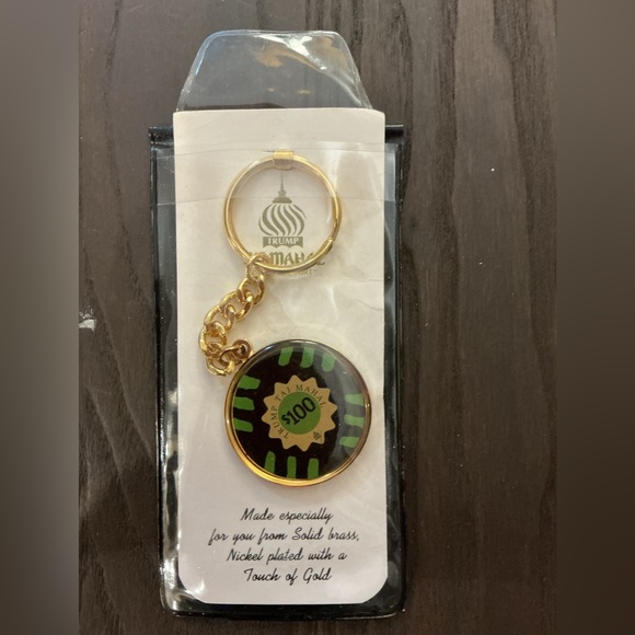 Vintage TRUMP Taj Mahal Atlantic City Vintage Keychain Purse Charm Collectible - Picture 4 of 5